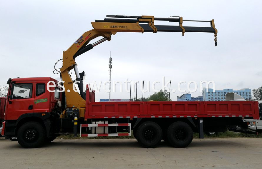 knuckle boom crane on truck chassis 1